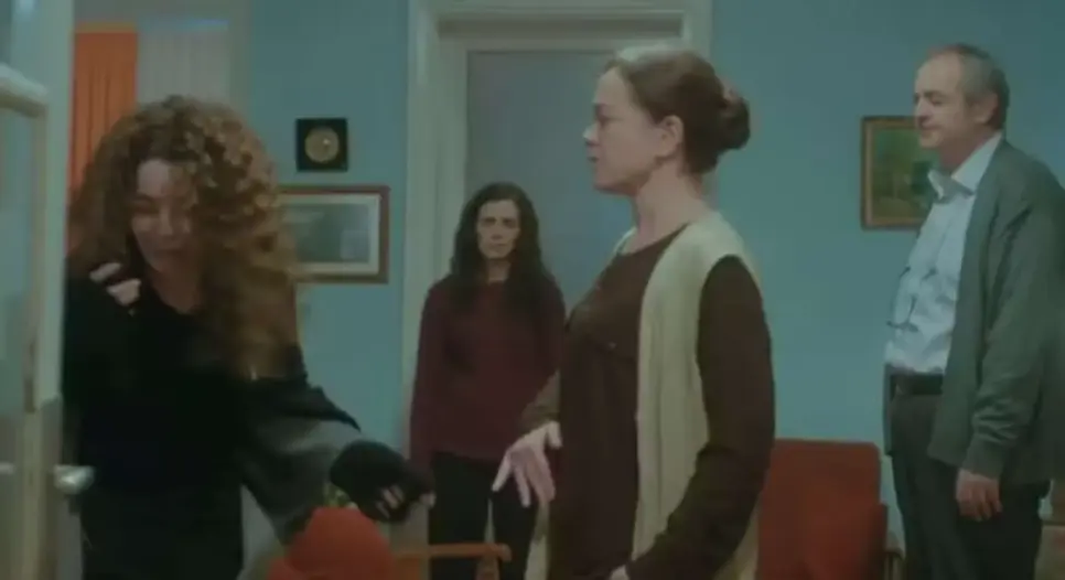 Hatice mete a mão na cara de Sirin (Foto: Reprodução/ Record TV) Hatice mete a mão na cara de Sirin (Foto: Reprodução/ Record TV)