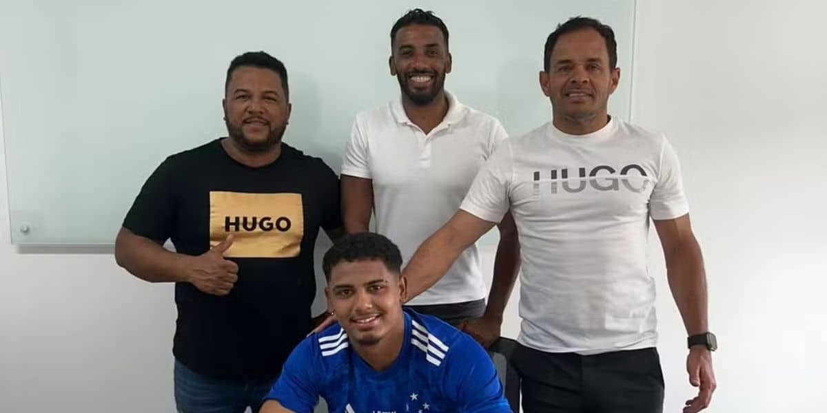 Victor Jesus renovando seu contrato com o Cruzeiro (Reprodução: Cruzeiro/Divulgação)