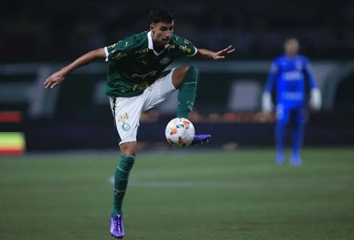 Vitor Reis está se destacando pelo Palmeiras em 2024 (Foto: Reprodução / Ettore Chiereguini / AGIF)