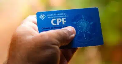 Homem segurando o CPF (Foto: Reprodução / Canva)