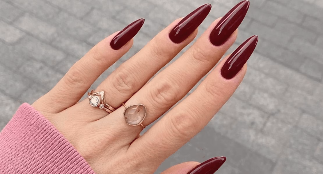 Mão com esmalte vermelho cereja (Foto: Reprodução/ Internet)