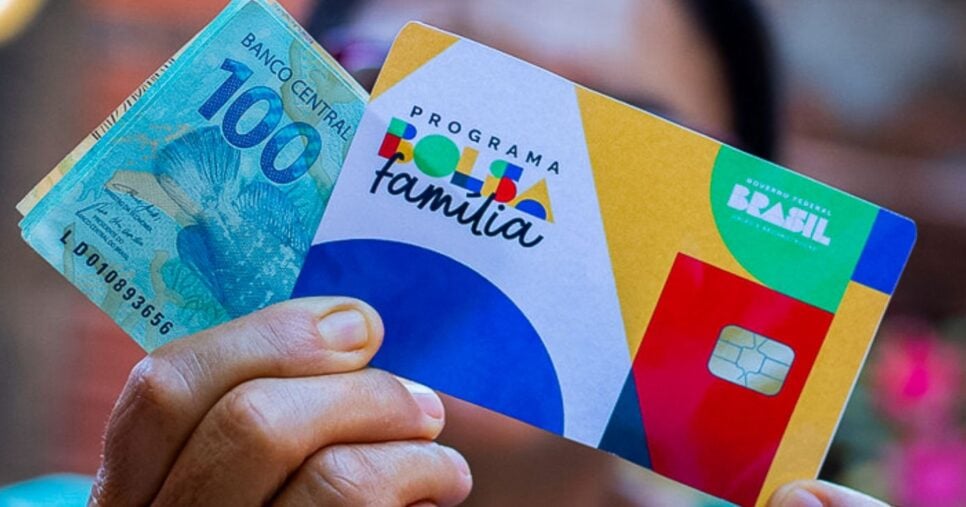 Nota de cem reais e mulher segurando cartão do Bolsa Família (Foto: Reprodução / Site do PT)