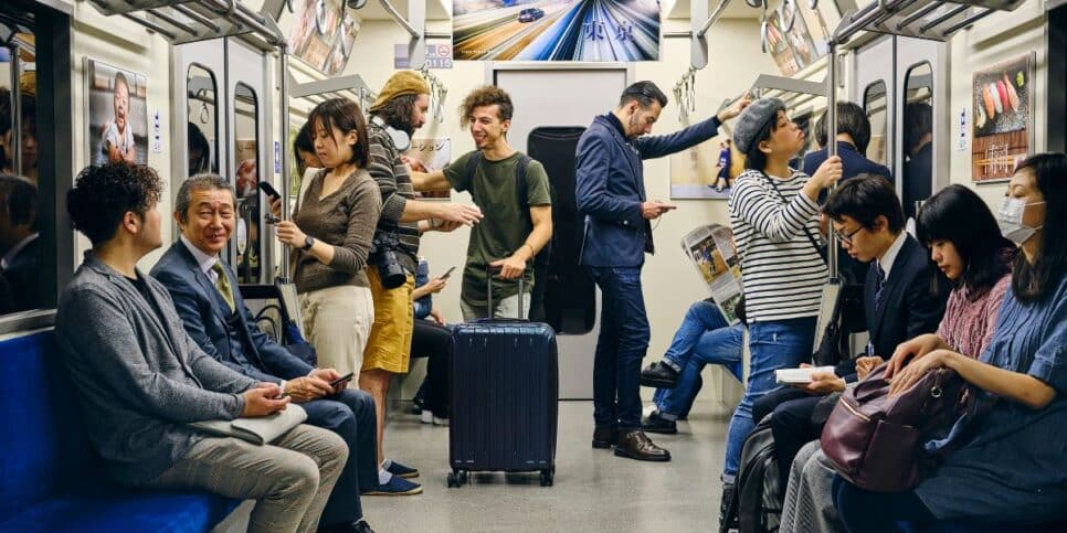 Pessoas no metrô (Foto: Reprodução / Canva)