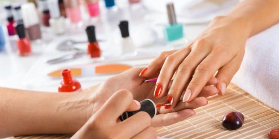 5 cores de esmalte proibidas para mulheres 40+ - (Foto: Internet)