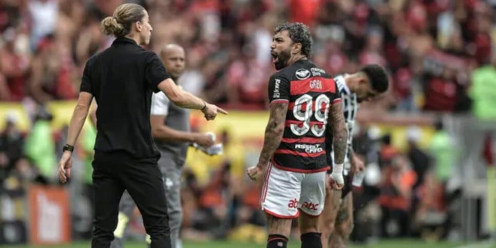 Gabigol e Filipe Luís tem atrito dentro de campo - (Foto: Thiago Ribeiro/AGIF)