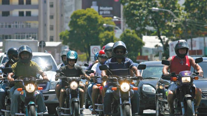 Motociclistas no trânsito de São Paulo (Foto: Reprodução/ Internet)