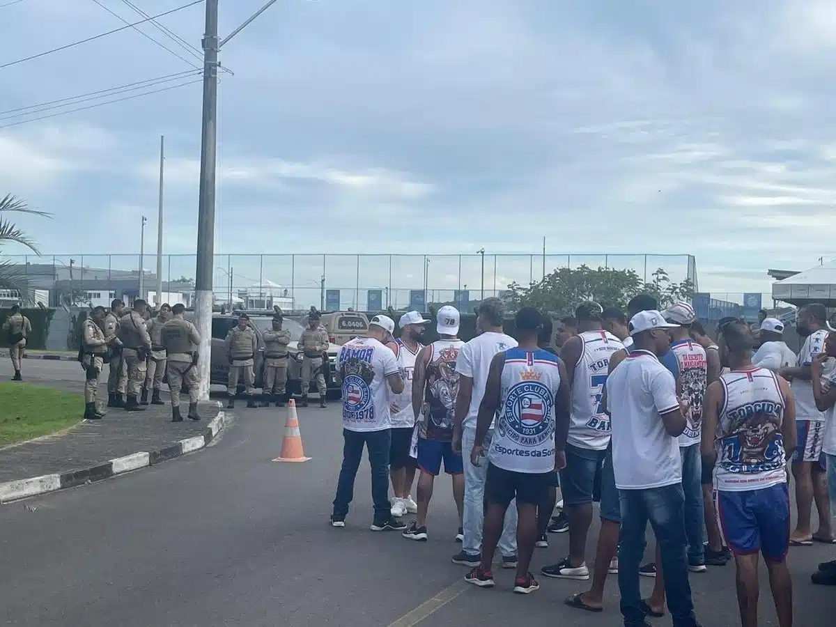 Torcida Bamor faz protesto durante treino do Bahia - (Foto: Reprodução/Twitter)