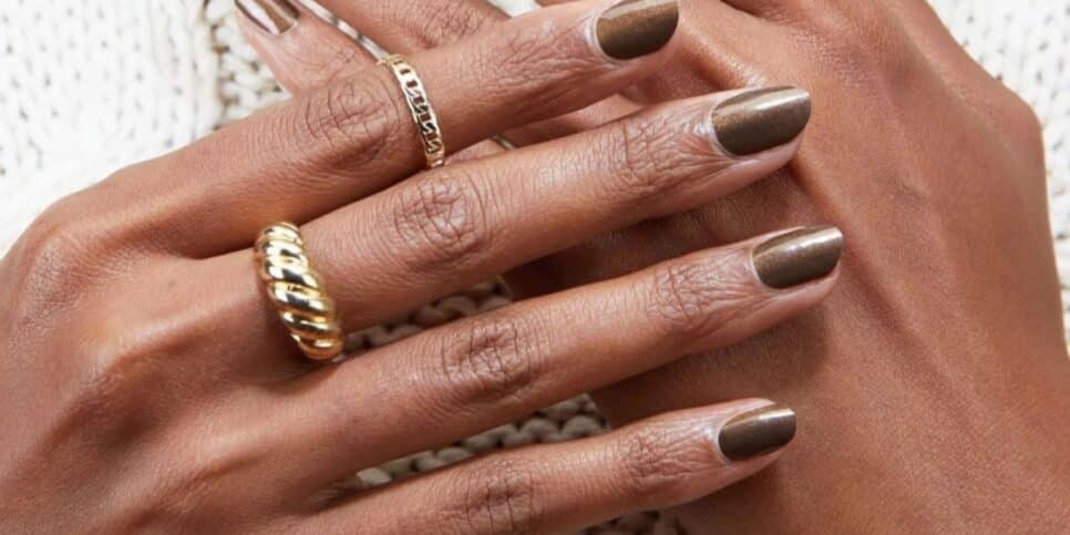 Unhas com esmalte marrom - (Foto: Internet)