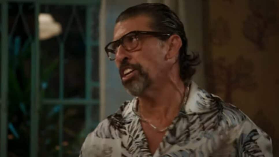 Osmar aplica noogolpe em Madá e paga de bom moço diante da família em armação (Foto: Reprodução/ TV Globo)