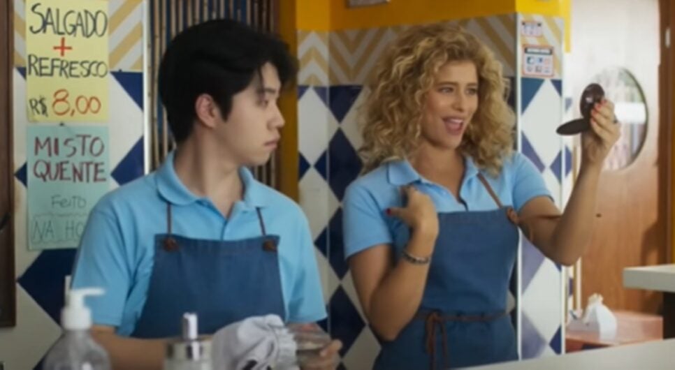 Jin e Roxelle no restaurante de dona Neuza (Foto: Reprodução/ TV Globo)