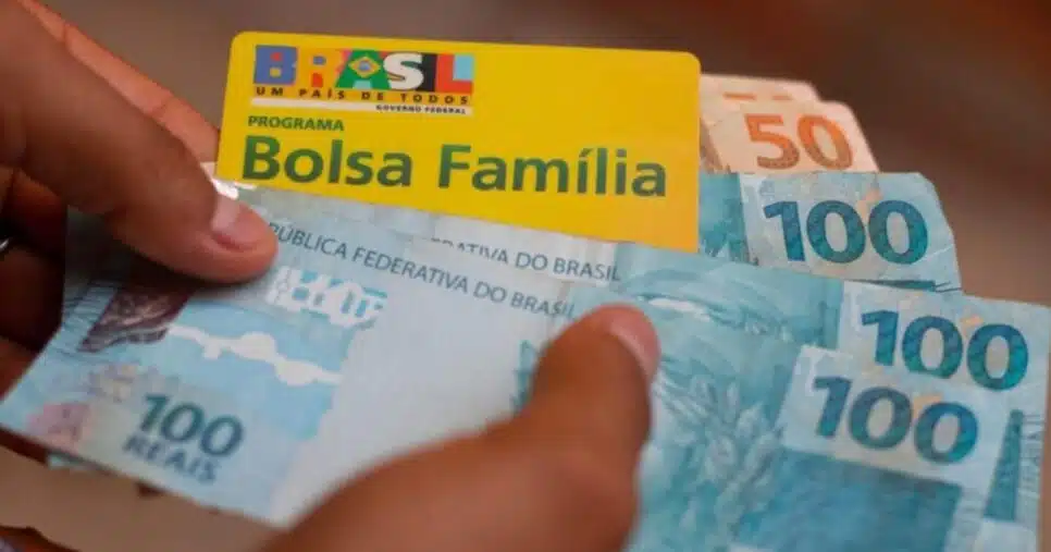 Saque acima de R0 e +2 presentões: Bolsa Família tem 3 viradas HOJE(20) pra salvar beneficiários