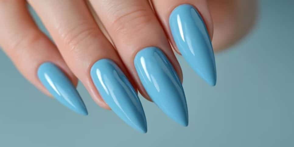 Esmalte azul claro (Foto: Freepik)