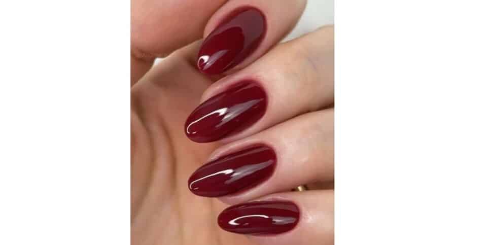 Esmalte vermelho rubi (Foto: Reprodução / Instagram)