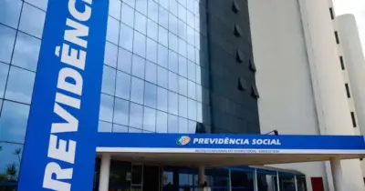 Trabalhadores em êxtase: 2 passos para se aposentar no INSS antes do 50 e derrubar a idade mínima