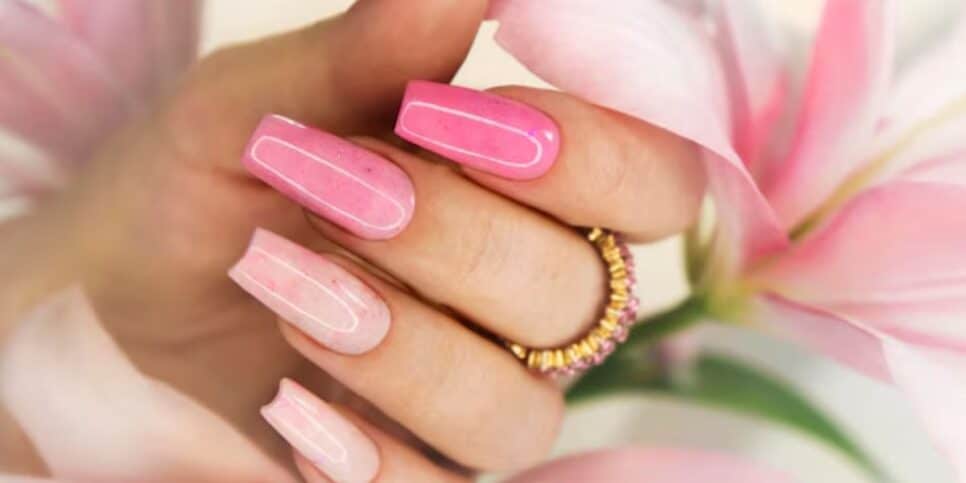 Mulher com unha rosa(Foto: Freepik)