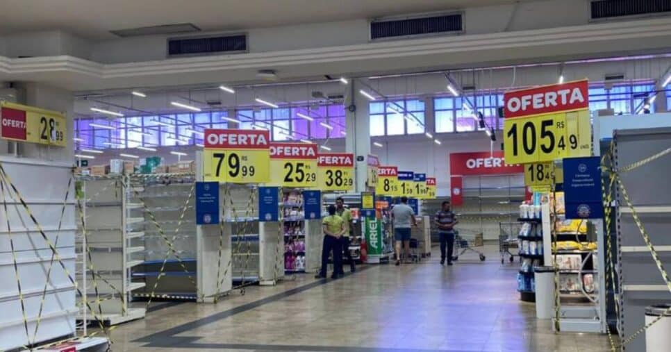 Unidade do Carrefour com prateleiras vazias