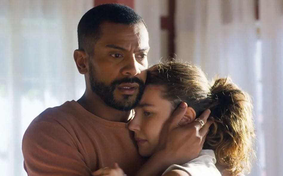 Daniel (Samuel de Assis) e Michele (Alanis Guillen) em Mania de Você (Foto: Reprodução / Globo)
