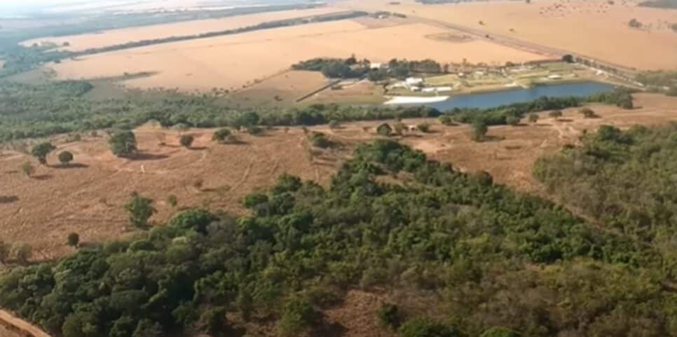 Vista do alto da propriedade do sertanejo (Foto: Reprodução/ YouTube)