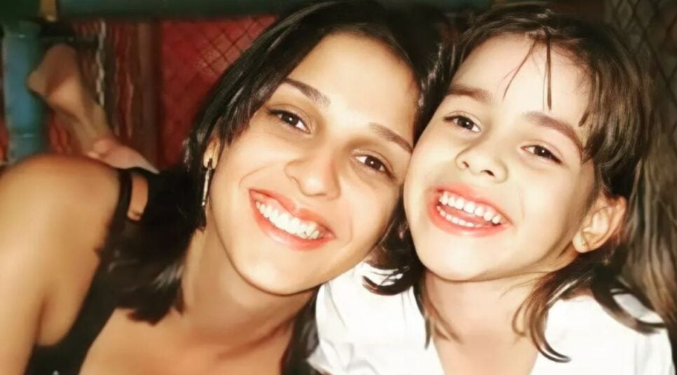 Isabella Nardoni em registro com sua mãe (Foto: Reprodução/ Internet)