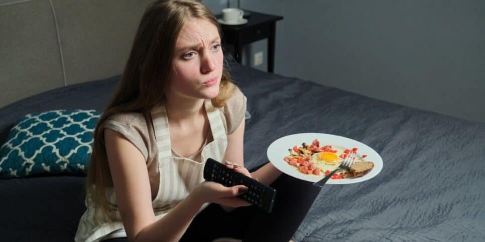Comer enquanto assiste TV pode te fazer comer mais (Foto: Internet)