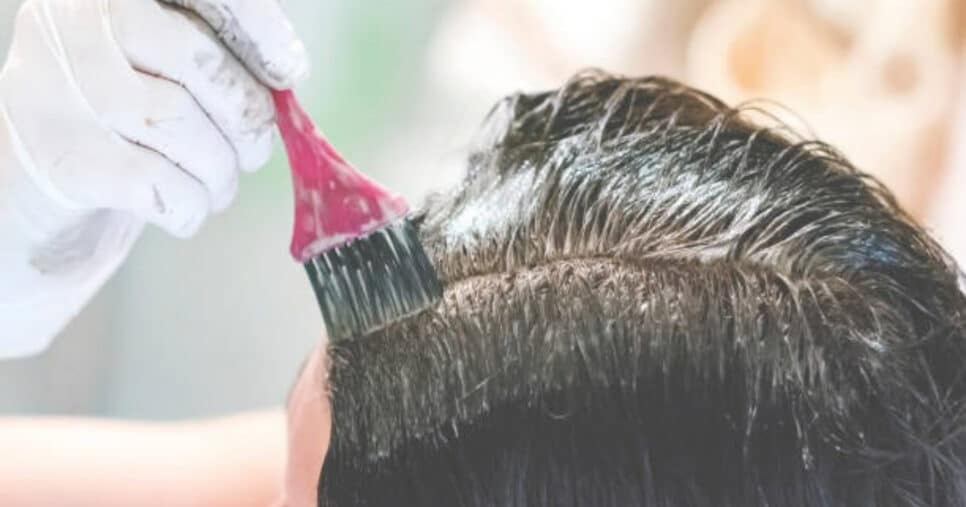 Saiba como eliminar os fios grisalhos do seu cabelo (Foto: iStock)