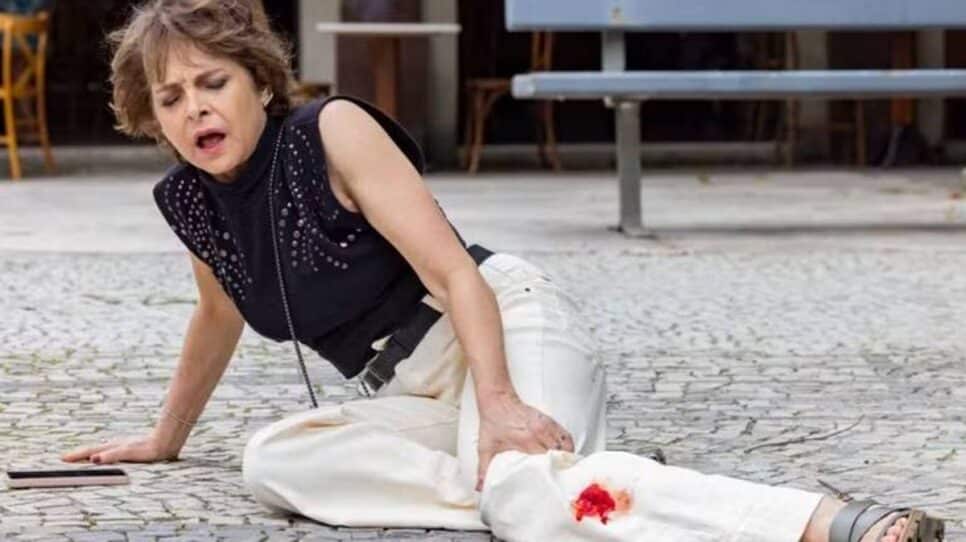 Joyce leva tiro na perna de aviso (Foto: Reprodução/ TV Globo)