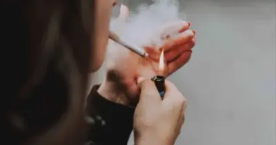 Como eliminar o cheiro do cigarro da roupa com técnica eficaz