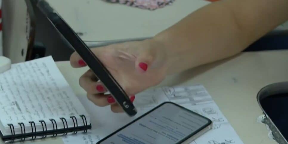 Aluna com o celular (Foto: Reprodução / Globo)