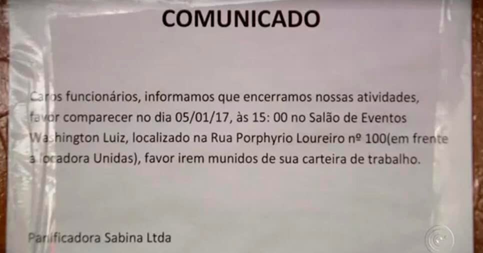 Aviso na porta da padaria informou os funcionários sobre encerramento das atividades (Foto: Reprodução/TV TEM)