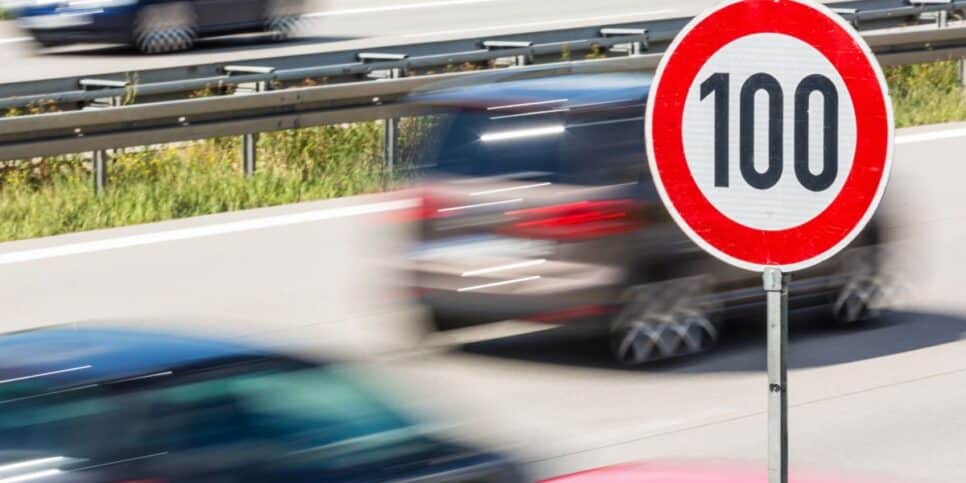 Carros acima da velocidade permitida (Foto: Canva) 