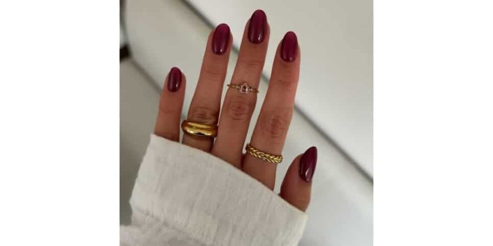 Esmalte vermelho cereja (Foto: Reprodução / @allnailss._)