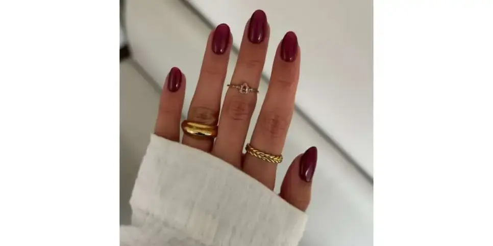 Esmaltes bordô - (Foto: Reprodução / @allnailss._)