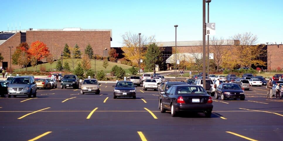 Estacionamento de shopping (Foto: Canva)