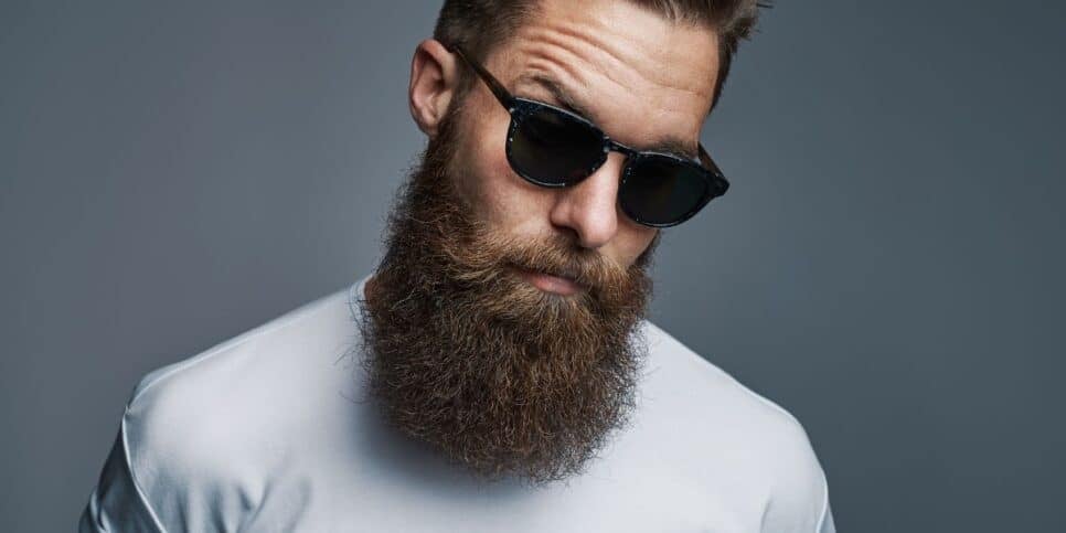 Homem com barba (Foto: Canva)