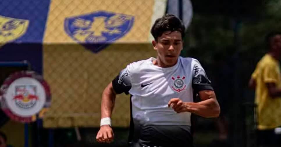 Lucas Gabriel assina com Corinthians — Foto: Redes sociais