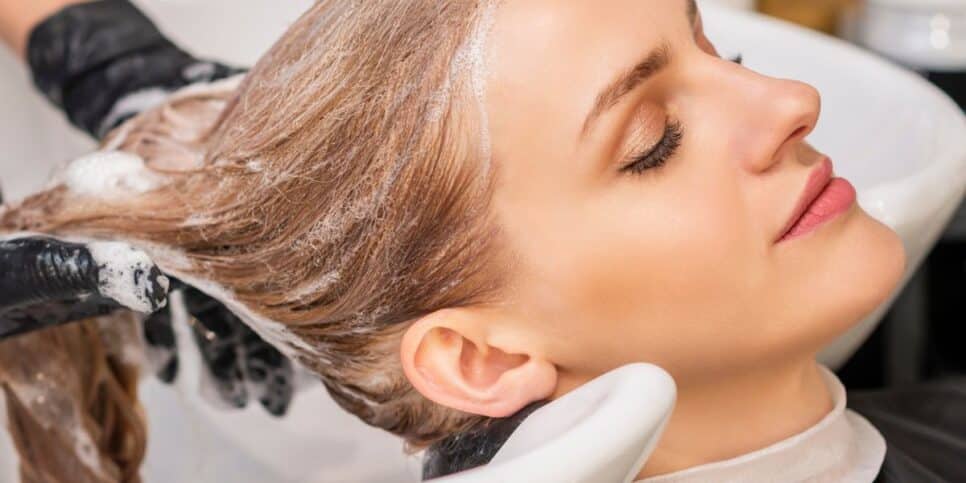 Mulher lavando o cabelo (Foto: Canva) 