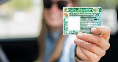 Mulher segurando CNH (Foto: Reprodução)