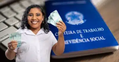 Mulher segurando notas de cem reais e carteira de trabalho (Fotos: Reproduções / Freepik / Canva)