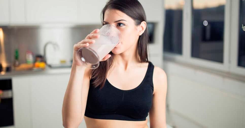 Mulher tomando proteína (Foto: Reprodução)
