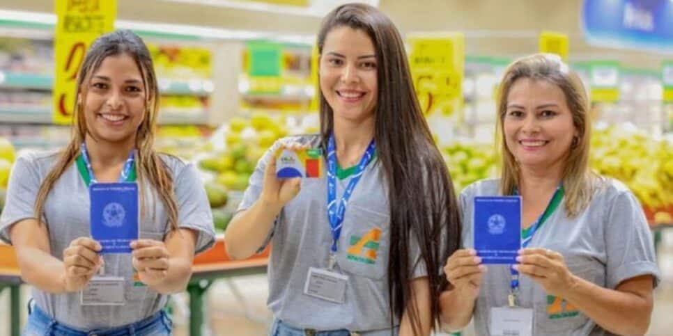 Mulheres segurando carteira de trabalho e cartão do Bolsa Família (Foto: Roberta Aline/MDS)
