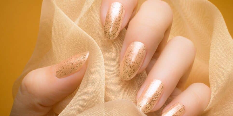Unha com glitter (Foto: Canva)