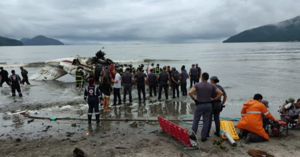 Avião cai em Ubatuba (Foto: Defesa Civil de São Paulo)