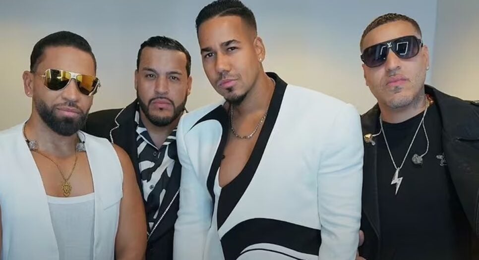 A banda Abentura, e ao centro, de branco, o cantor Romeo Santos (Foto: Reprodução/ Divulgação, Instagram)