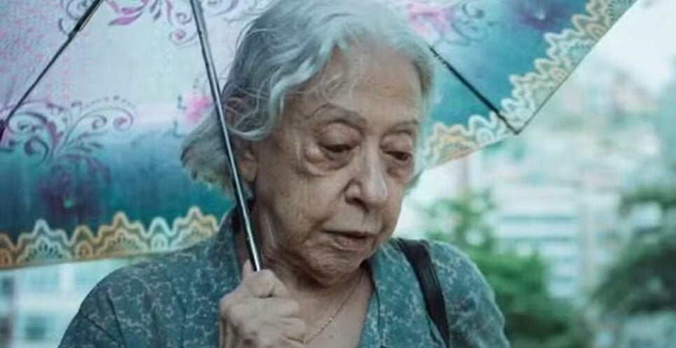 Cena da atriz veterana em seu novo filme, que estreia em março de 2025 (Foto: Reprodução/ Internet)