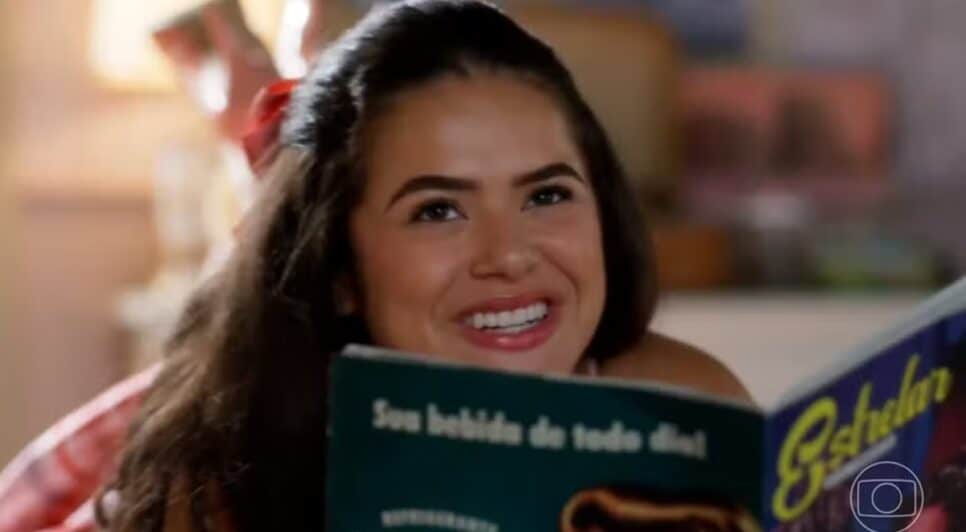 Bia (Maísa) faz infenro na vida de Beatriz, mas não pode negar pedido obrigatório de Clarice (Foto: Reprodução/ TV Globo)