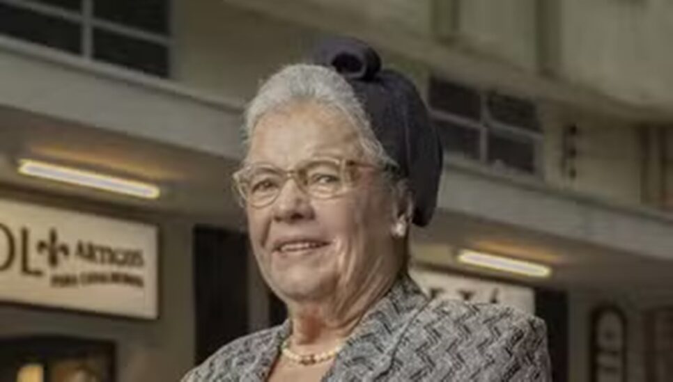 Arlete (Bete Mendes) confessa ser do mesmo DNA de Bia, ou seja, avó da Alencar adotada (Foto: Reprodução/ TV Globo)