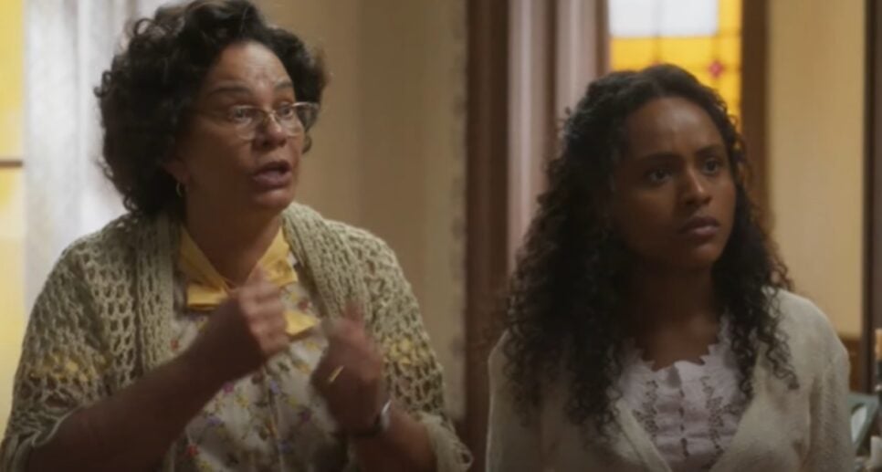 Dona Carmem e Beatriz se tornam alvos dos vilões (Foto: Reprodução/ TV Globo)