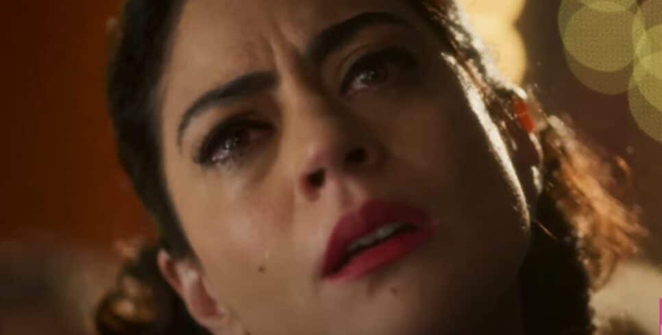 Incrédula, Clarice joga Beatriz e Carmem no olho da rua (Foto: Reprodução/ TV Globo)