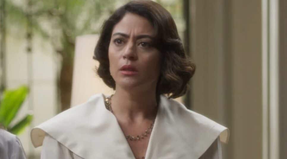 Garota do Momento: Clarice tem flash de memória e descobre que sabe desenhar (Foto: Reprodução/ TV Globo)