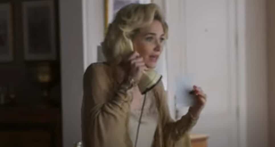 Zélia se passa por Clarice e faz descoberta do DNA de Bia e Beatriz (Foto: Reprodução/ TV Globo)